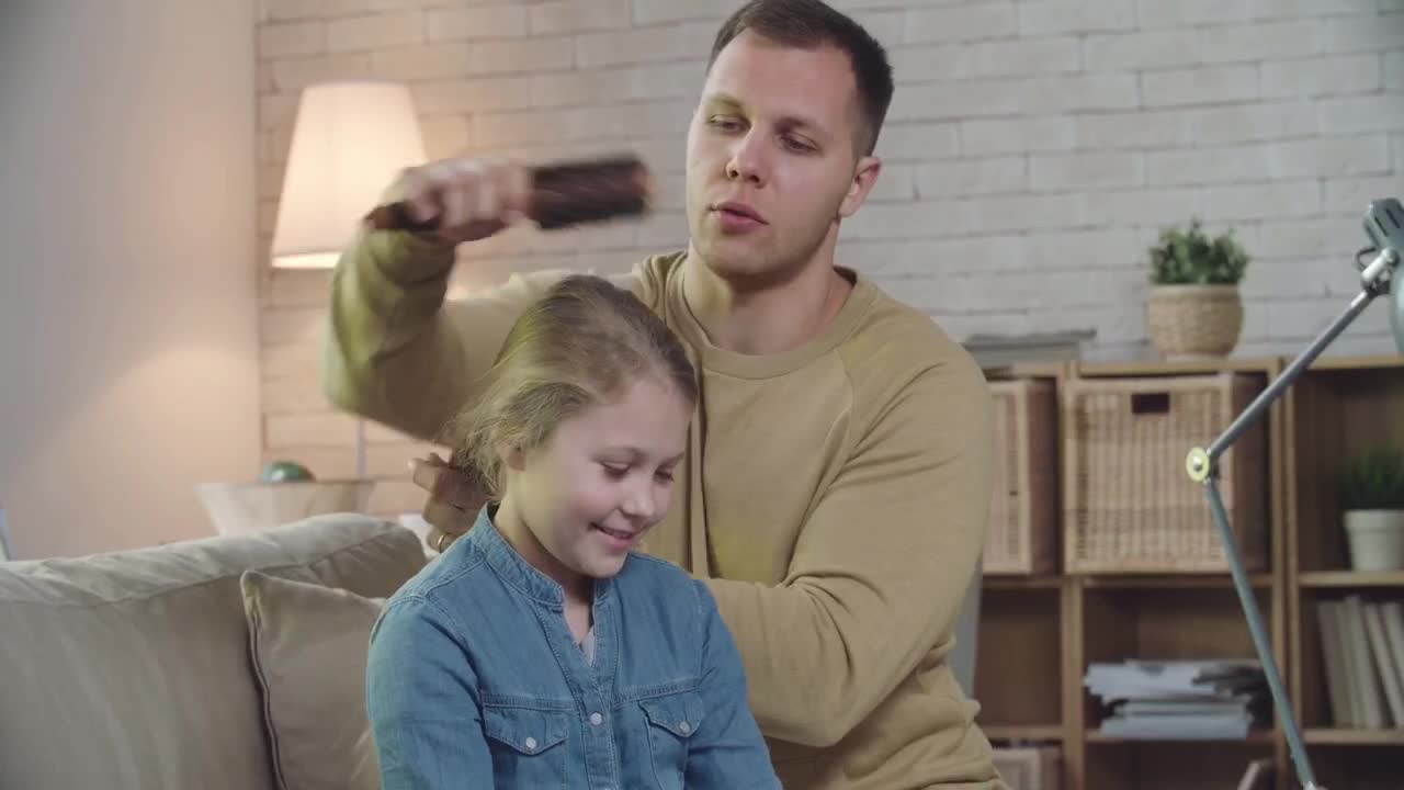 WOW 🤩 DAD IS DOING HAIR DRESSING TO HIS LOVELY DAUGHTER 👧👧👧