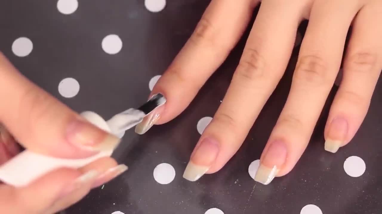 Deixe suas unhas perfeitas de um jeito fácil.
