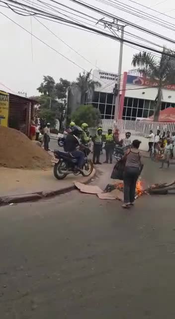 Habitantes de Urbanización La India bloquean vía por falta de luz