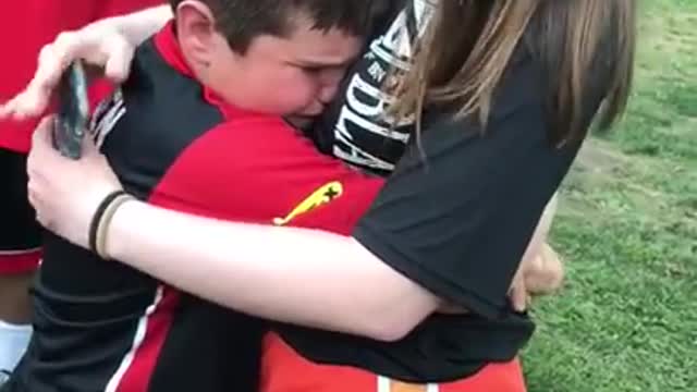 Army sister surprises little brother at ballgame