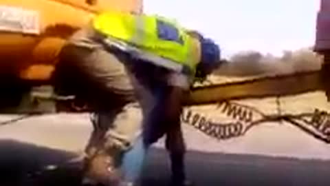 Watch South African police assault a Zimbabwean bus driver!! Make it viral!!