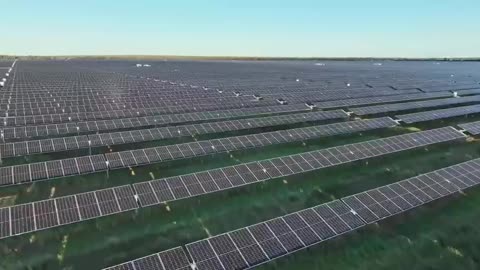 Australia: ettari ed ettari di terreno agricolo ricoperti da oltre un milione di pannelli solari!