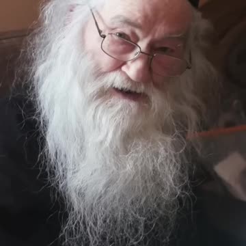 Justin Parvu cu idolul ZEU CRACIUN si Fotini il aproba, 27 decembrie 2010