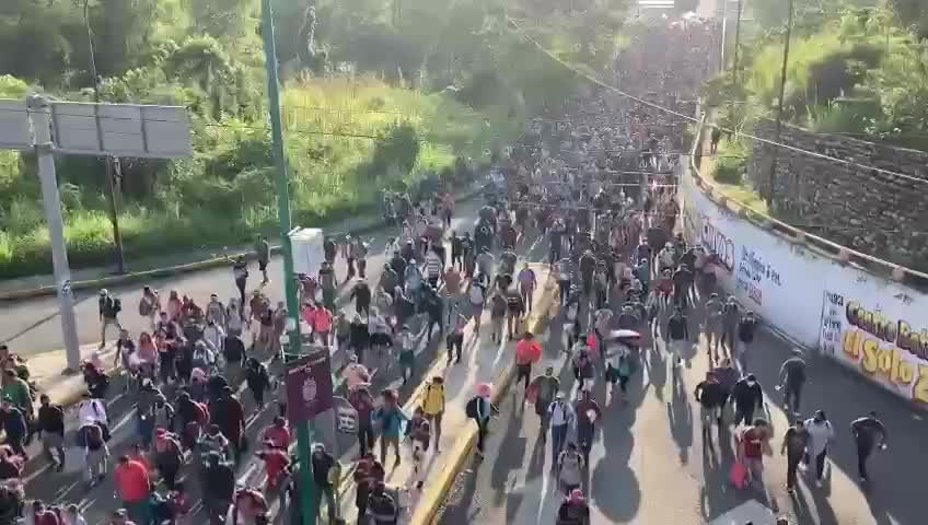 Migrant caravan overruns police roadblock in Mexico