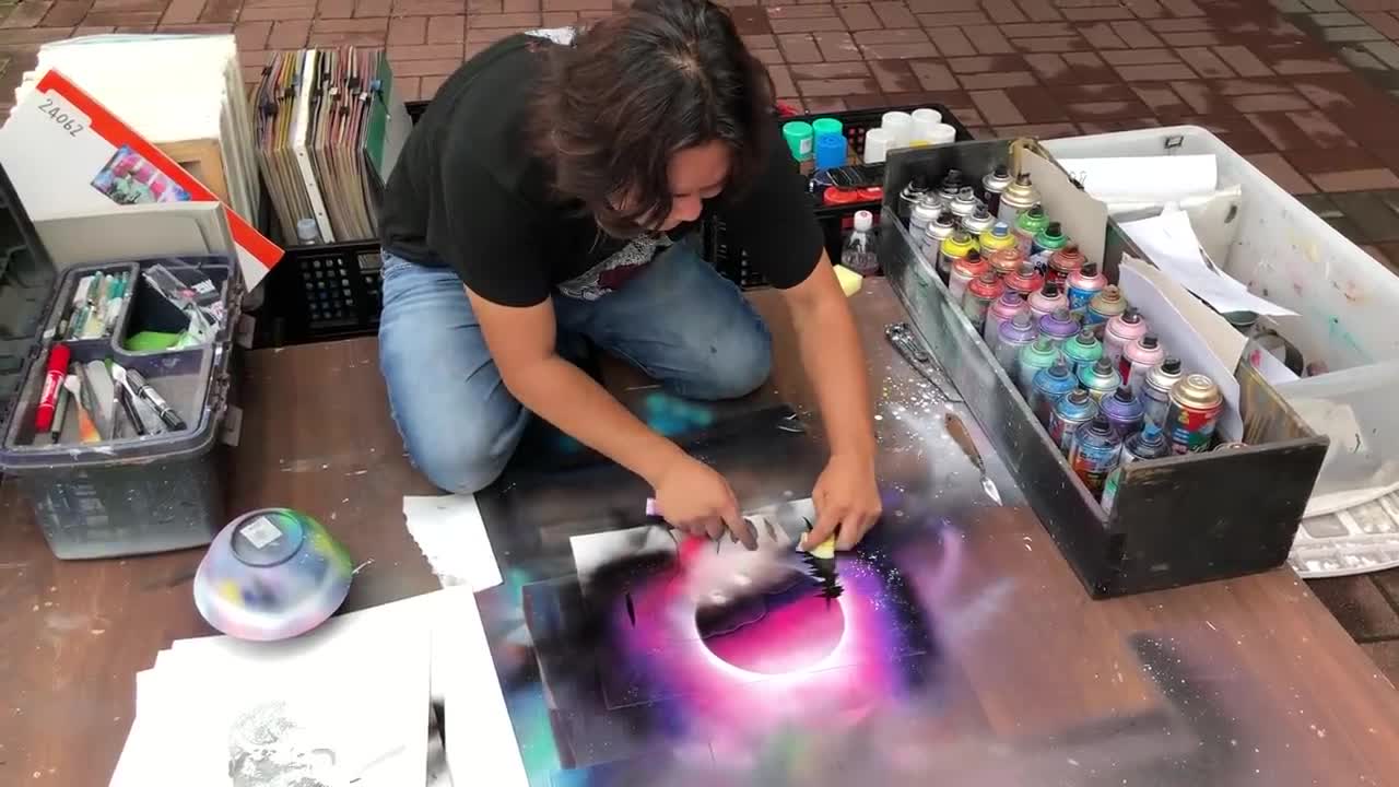 Street artist paints elephant very fast