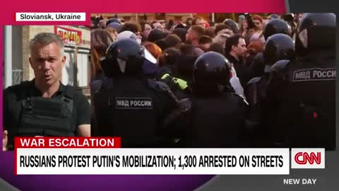 Crackdown in Russia: Video shows police arresting protesters