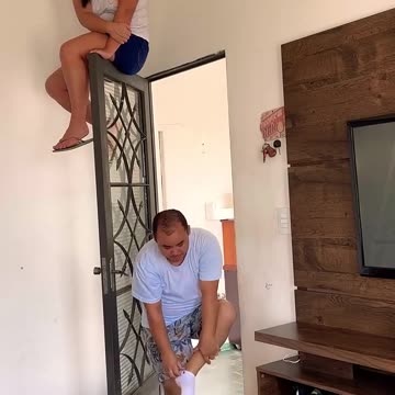 Esposo chega escondido