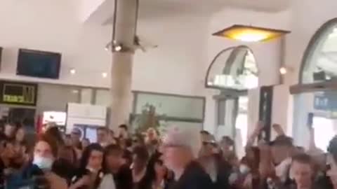 DES MANIFESTANTS GARE DE PERPIGNAN SCANDENT EN CHŒUR LIBERTÉ LIBERTÉ !!!