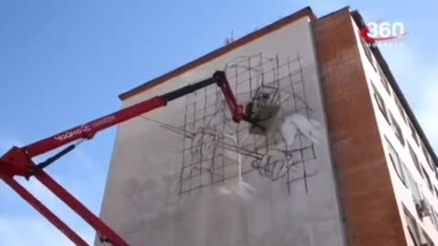 Zhotovení populárního grafiti s Bábuškou, která se stala symbolem odporu proti nacismu na Ukrajině