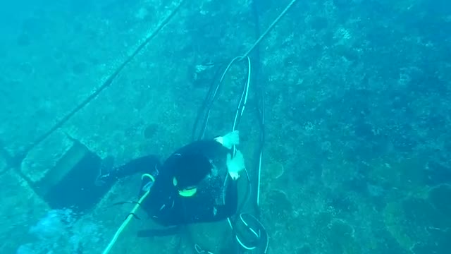 Underwater Diving To Lift The Ship Up