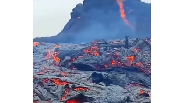 would you stand this close to lava?😲