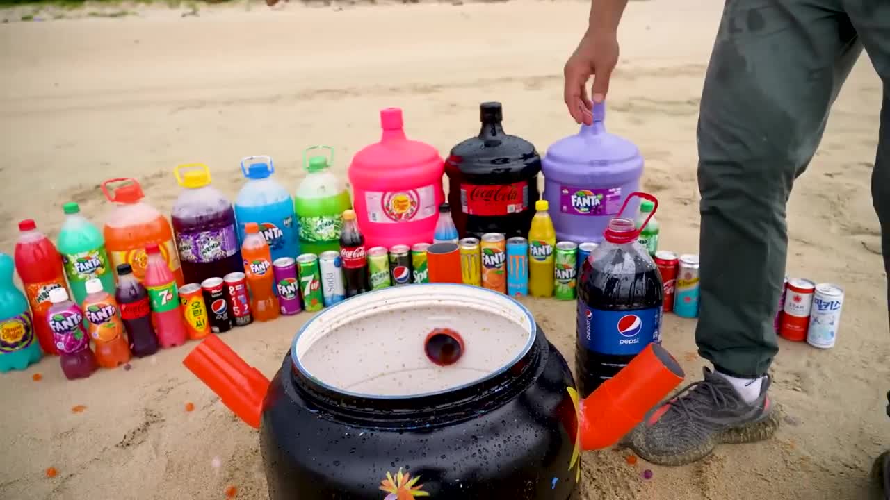 EXPERIMENT: Big Toothpaste Eruption from Giant Fanta Rocket, Chupa Chups, Coca Cola and Mentos