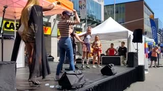 Drag Queen invites kids to twerk on stage