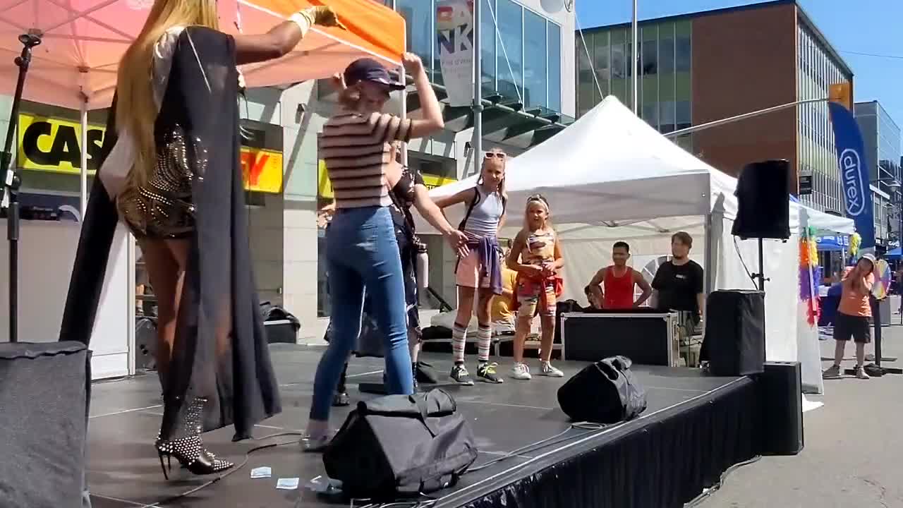 Drag Queen invites kids to twerk on stage