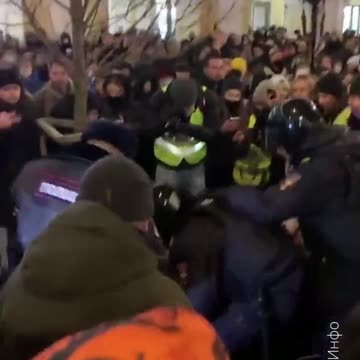 700+ detained at anti-war protests in Moscow, #Russia.