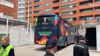 Quem é a criança que parou o autocarro da seleção para abraçar Ronaldo