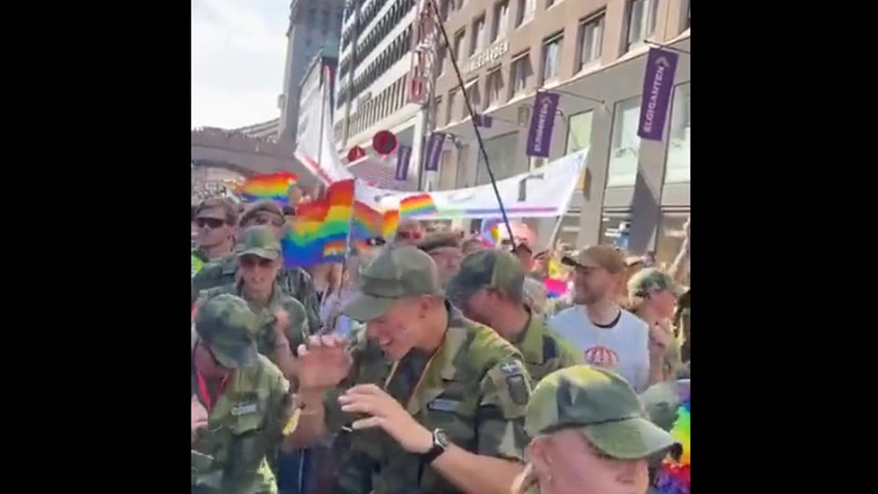 Ruotsin armeija Tukholmassa. 🇸🇪🏳️‍🌈 Etsi Jari Taponen🤓 #jengisotakuriin.