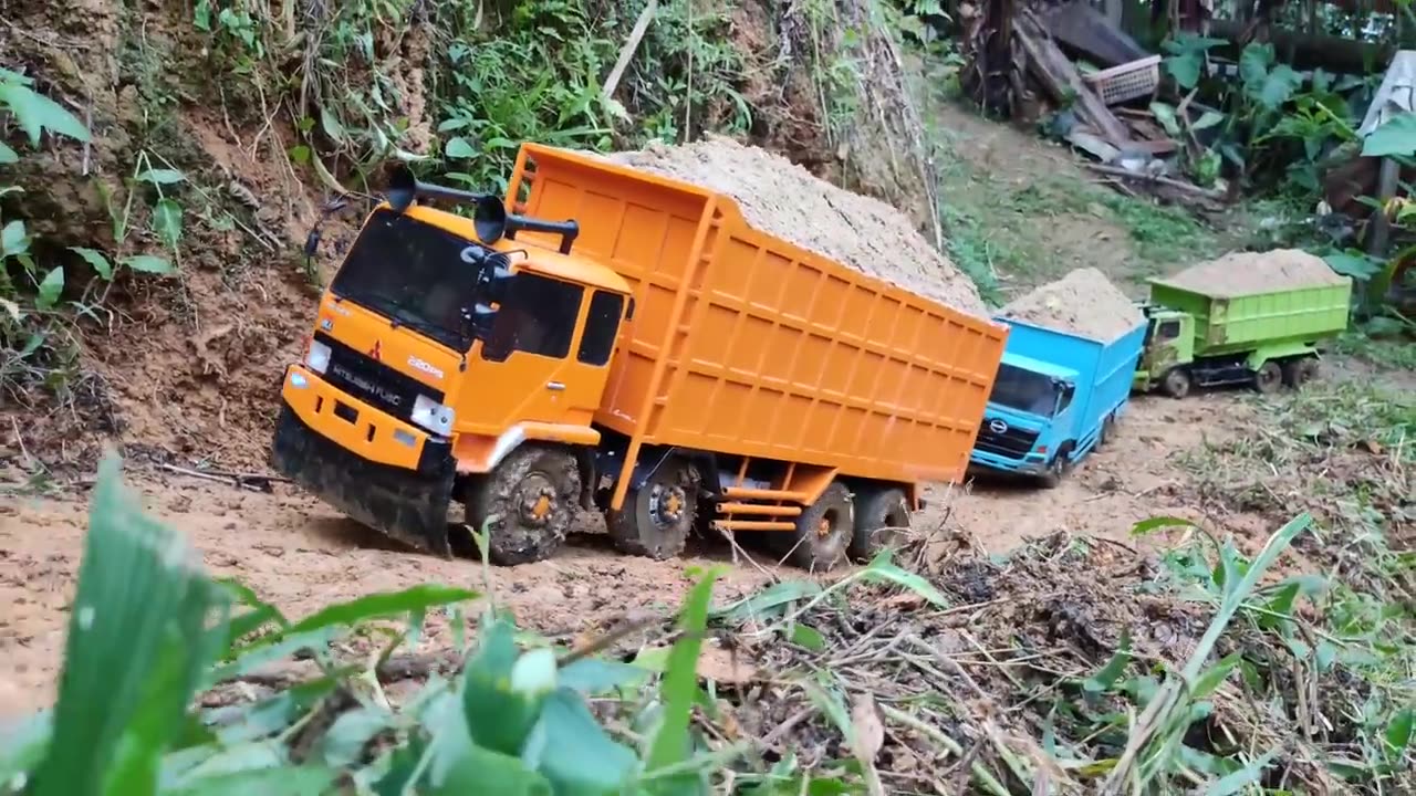 "Pantang Menyerah Off-Road! Duel Miniatur Truk RC Fuso 220PS Triton vs. Hino 500 Bermuatan Pasir"