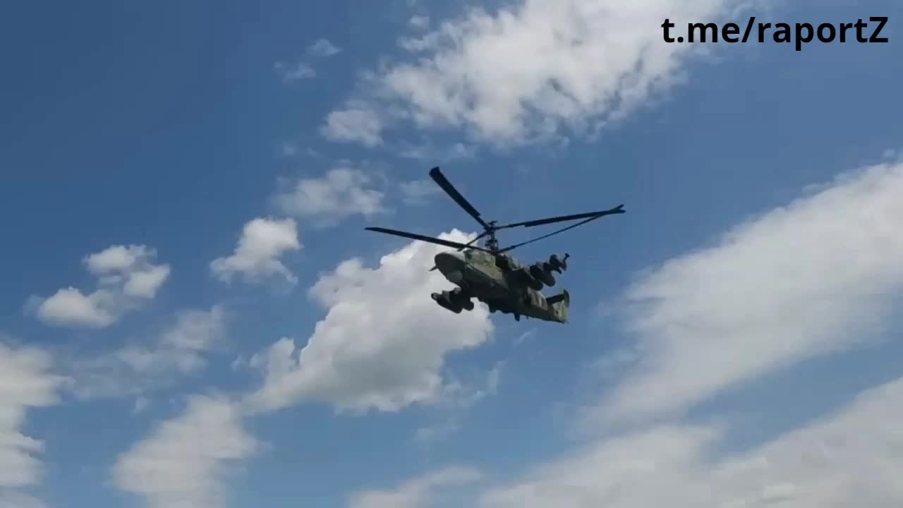 Ukraine War - "Alligator" Ka-52 goes low over the Lugansk region