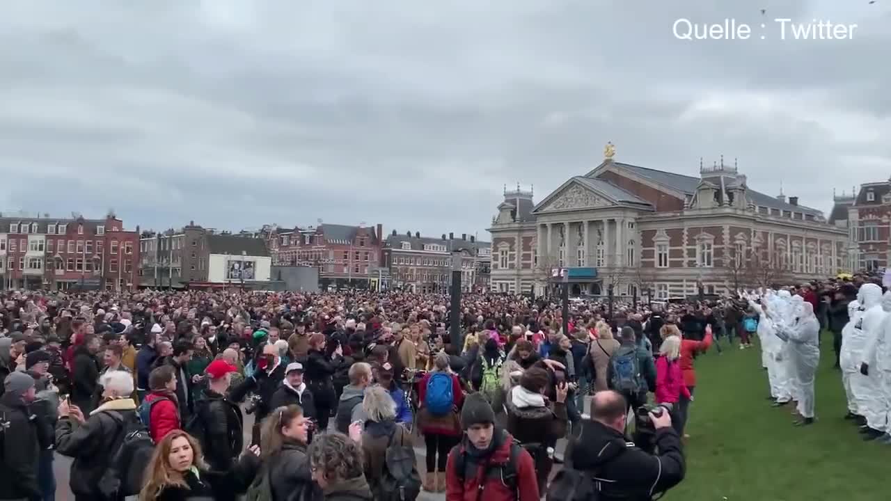 Neue Stufe von Polizei-Brutalität: Beamte hetzen in Amsterdam Hunde ohne Maulkorb auf Demonstranten