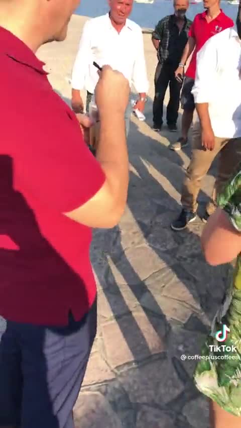 Ο ΤΣΙΠΡΑΣ ΚΑΙ Η ΣΕΛΦΙ ΜΕ ΛΕΜΟΝΑΔΑ.