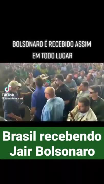 É BOLSONARO. MULTIDÃO AGLOMERADA ESPERA O MITO.