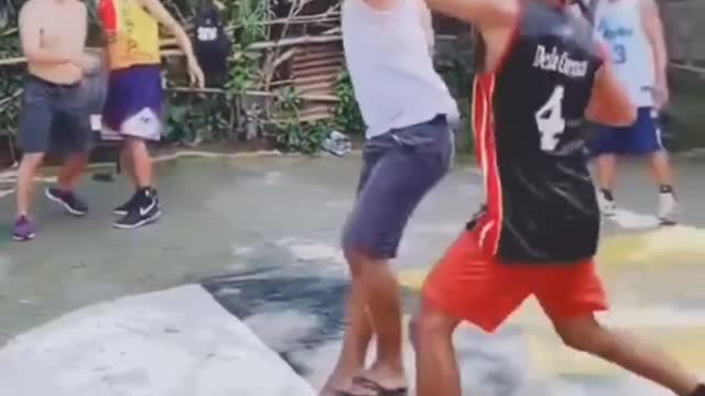 Funny moments on Street basketball 🤣