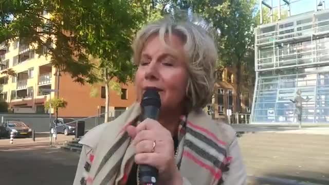 Live reactie van Henriëtte Nakad op haar hogere beroep, uitspraak is op 6 december .