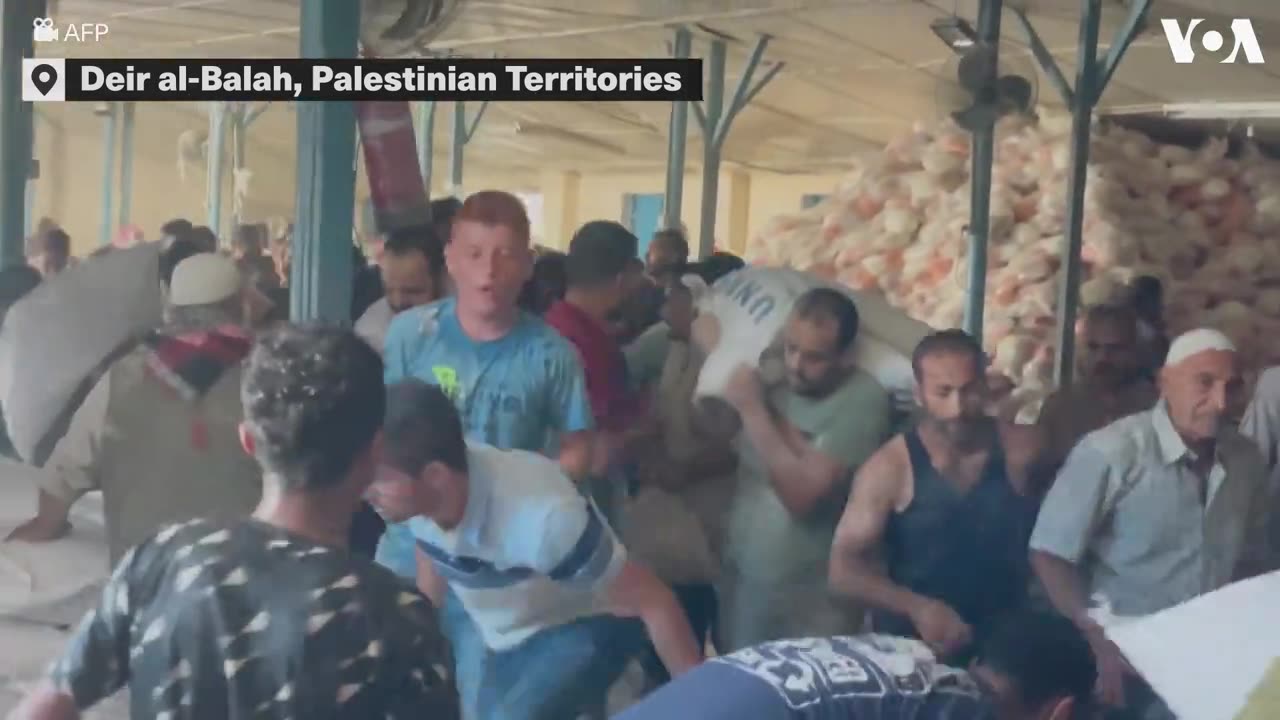 Displaced Gazans Storm UNRWA Food Supply Center | VOA News