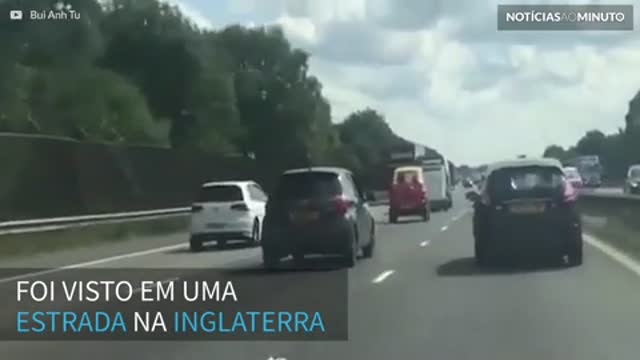 Carro infantil é flagrado em estrada na Inglaterra