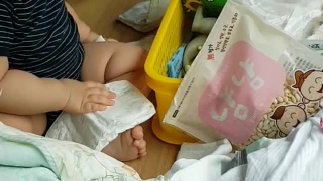 This is a video of a baby who is eagerly searching for something.