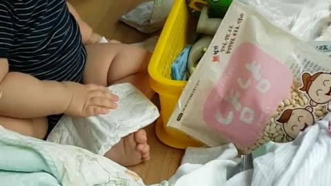 This is a video of a baby who is eagerly searching for something.