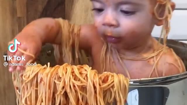 Short video of a cute toddler who bath himself in a pot o spaghetti