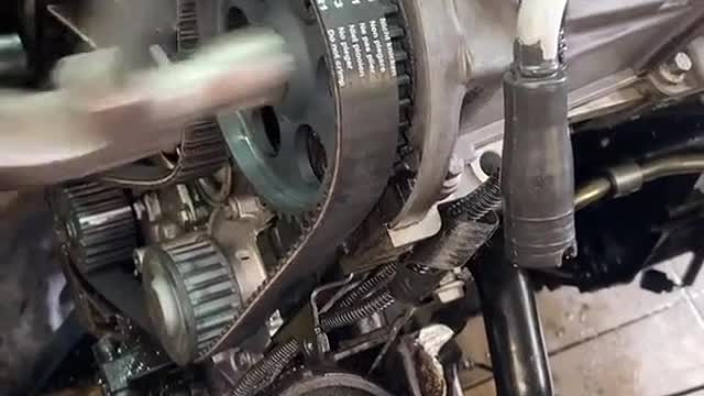 The engine belt installs the engine belt.