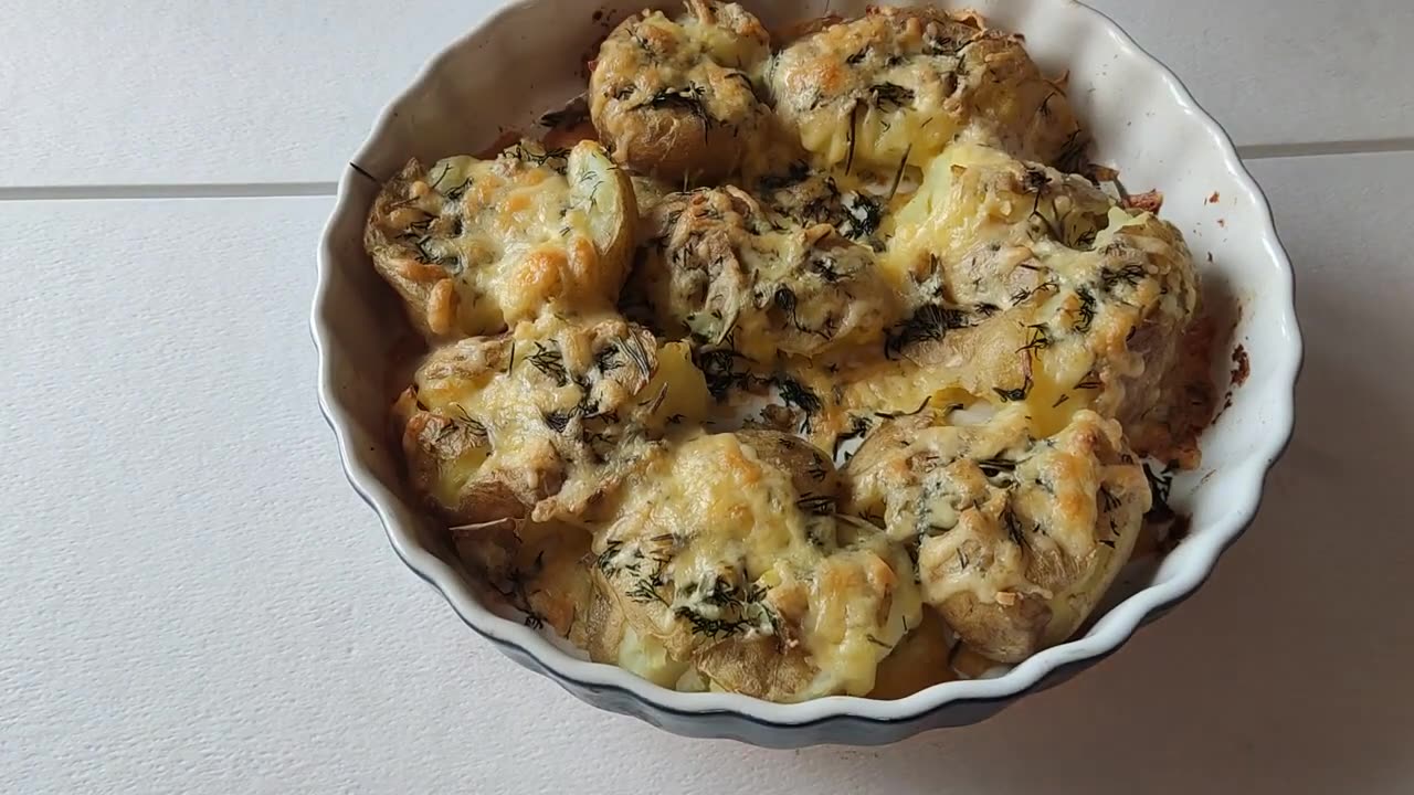 This potato dish tastes better than meat. Amazing potatoes with rosemary and cheese.