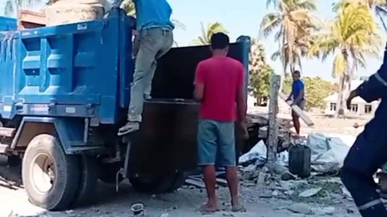 Video saat kerja Menara Mercusuar Di NTT