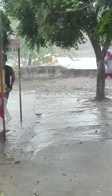 Taxi arrastrado por corriente