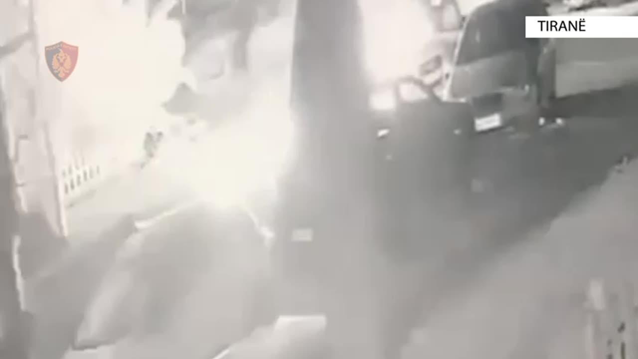 VIDEO - I vihet flaka makinës në Tiranë, identifikohen dy autorët