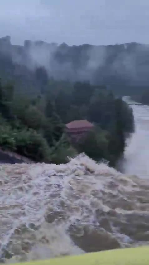 Zapora w Pilchowicach teraz: 10 cm do przelania przez koronę ale szczyt korona