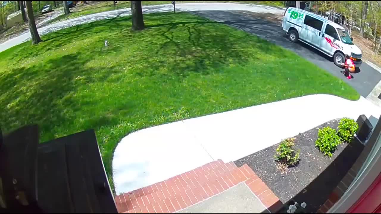 Amazon Delivery Woman caught on Camera Peeing in Customers Garden after Package Delivery