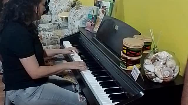 Tocando Bob Marley "não chore mais"