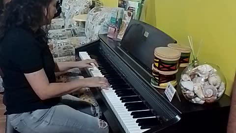 Tocando Bob Marley "não chore mais"