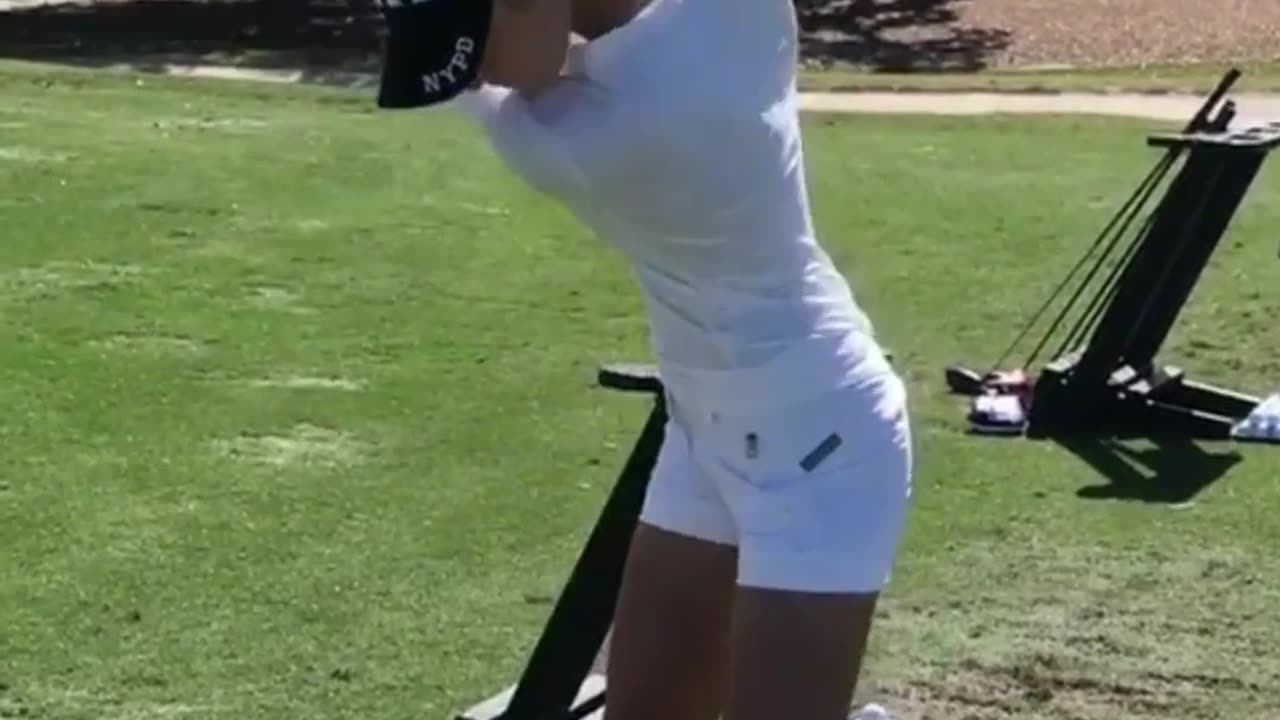 Nelly Korda practice #golf #golfer #professional #athlete #practice #training #green #fairway #swing