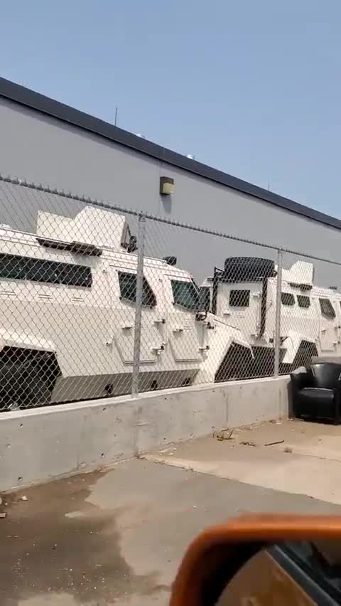 🔺Several UN Armoured trucks aligned behind a pharmaceutical building... 👀