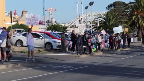 Protesters In Saint Kilda, Melbourne Stand On Busy Road And Get Amazing Response From The Public