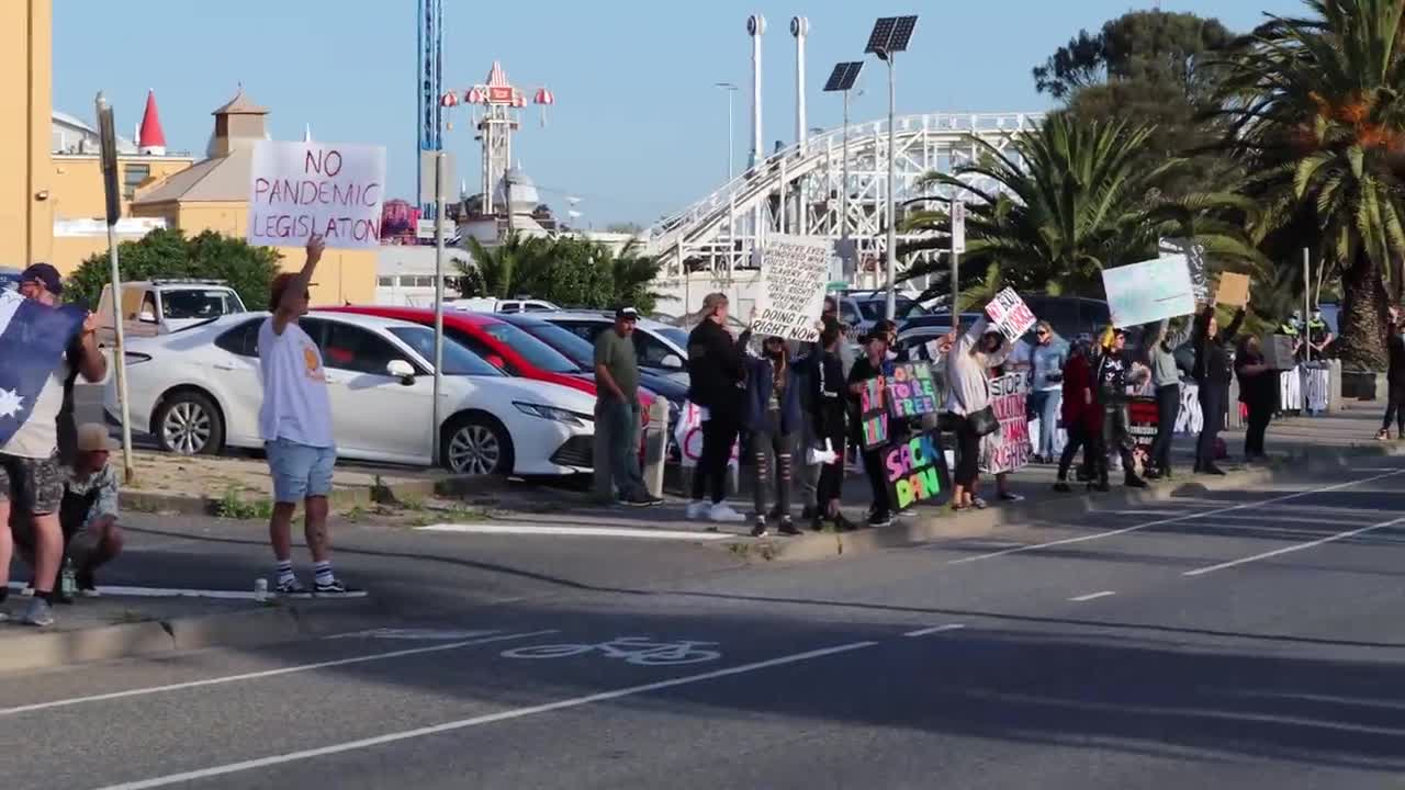 Protesters In Saint Kilda, Melbourne Stand On Busy Road And Get Amazing Response From The Public