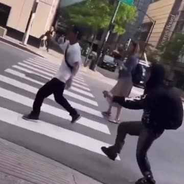 USA. Wild video shows a knife fight in downtown Chicago.