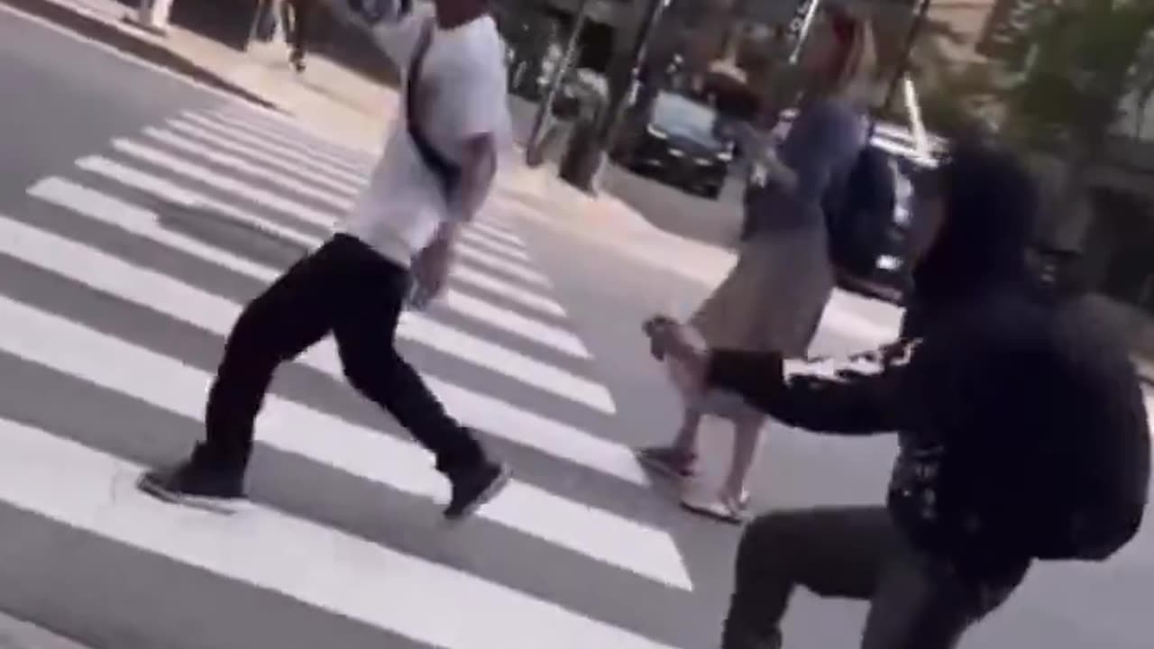 USA. Wild video shows a knife fight in downtown Chicago.