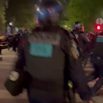 Running street clashes in Paris