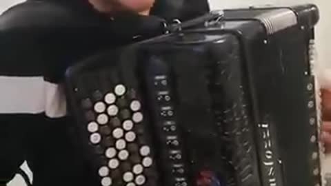 Samir na harmonici oduševio svirajući o Balkanu